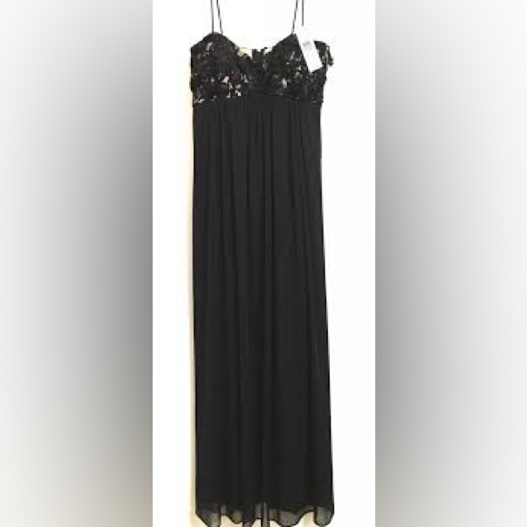 Elegant Black Lace Evening Gown - Picture 1 of 7
